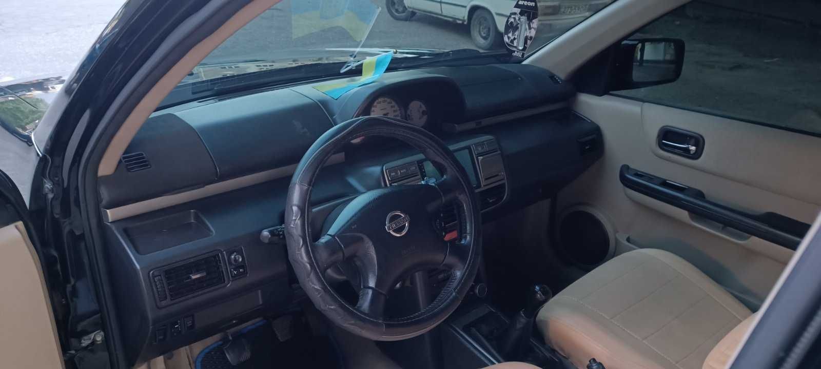 Автомобіль Nissan X-Trail.