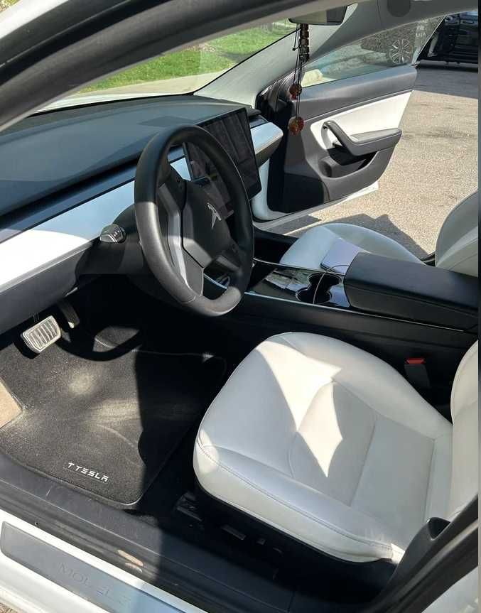 Tesla 3 2020 року