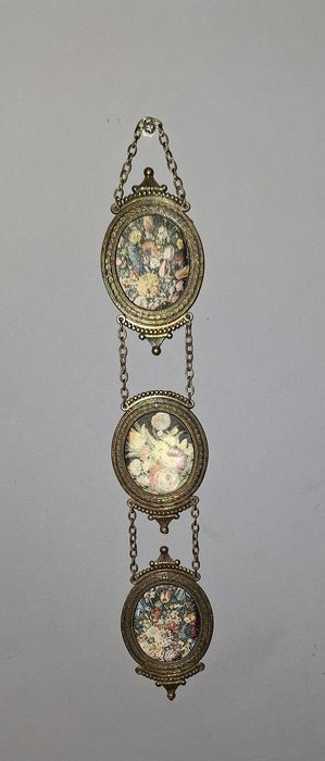 Trio ozdobnych ramek z motywem kwiatowym.