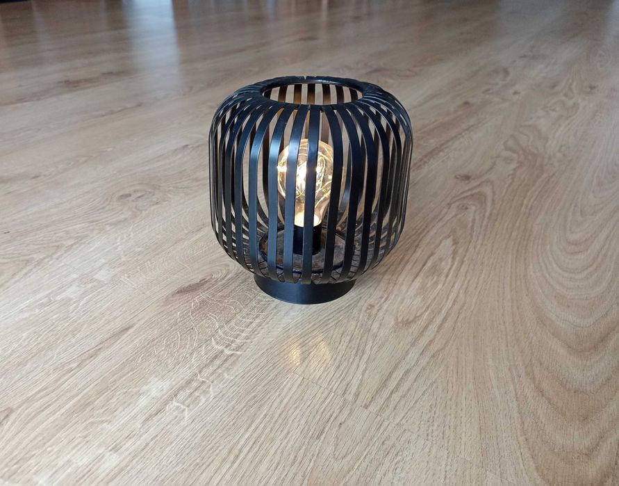 Metalowa owalna latarnia LED