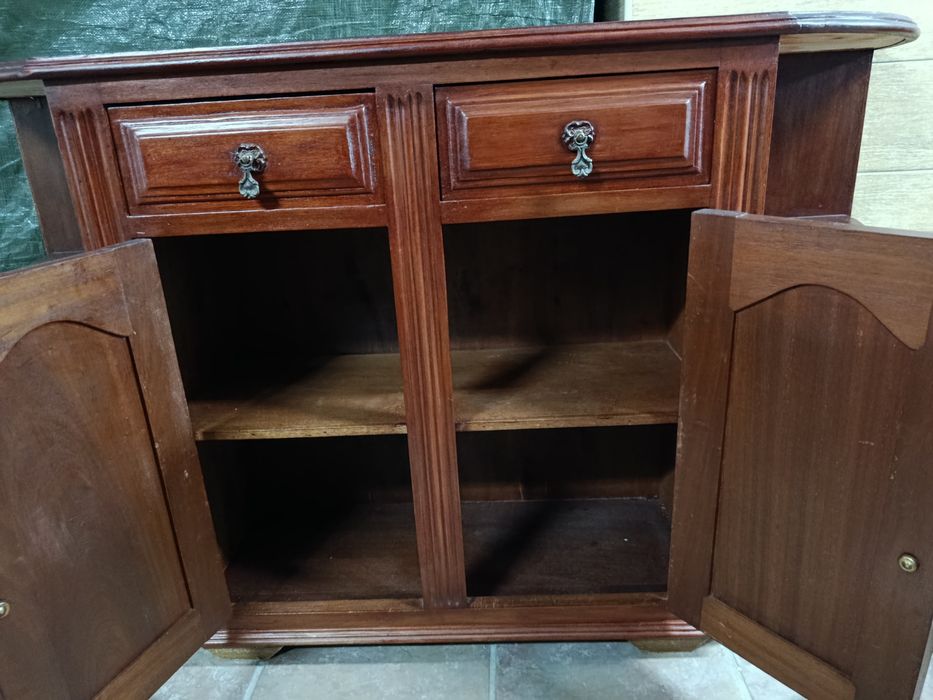 Móvel de entrada em madeira com gavetas e prateleiras laterais