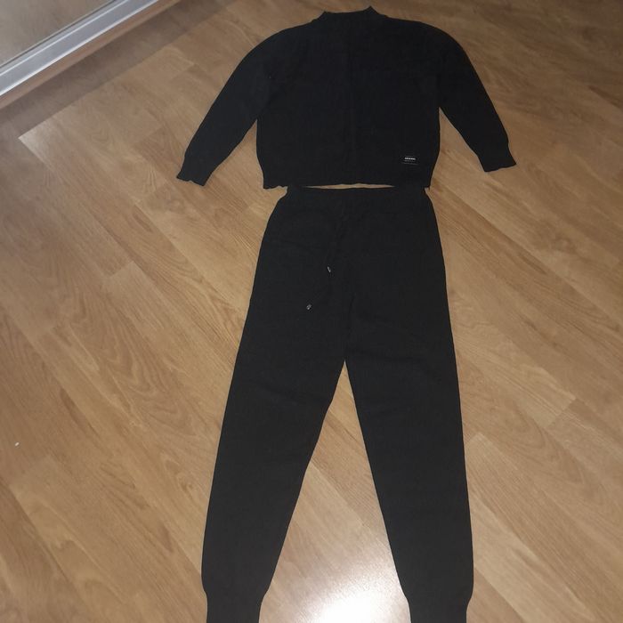 Жіночий костюм чорного кольору