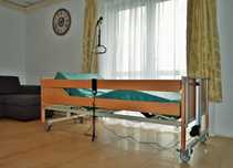 łóżko rehabilitacyjne, łóżko szpitalne z materacem i wysięgnikiem