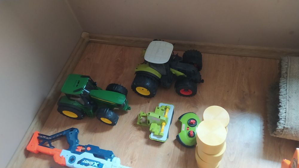 Zabawki bruder, jeździk, pistolet cena od 50 zł do 100 zł