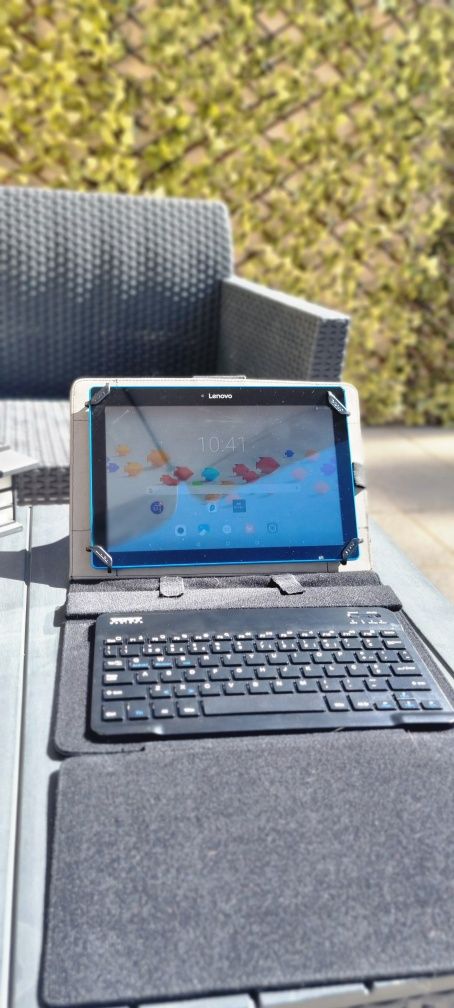 Tablet Lenovo com teclado.