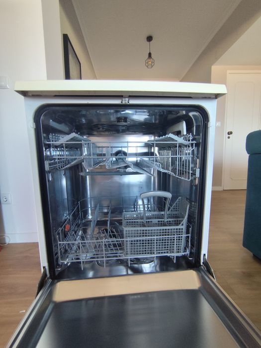 Máquina lavar loiça AEG