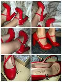 Красные туфли лакированные