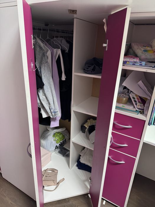 Ліжко-горище зі столом