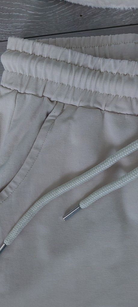 Beżowe eleganckie dresowe spodnie