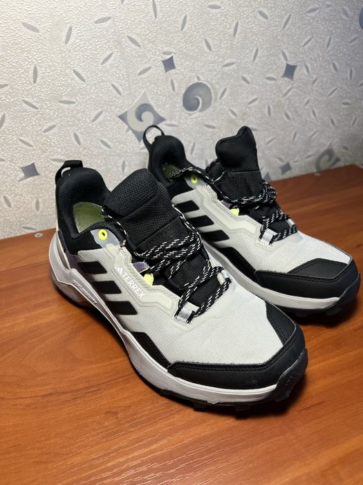 Кросівки Adidas Terrex.