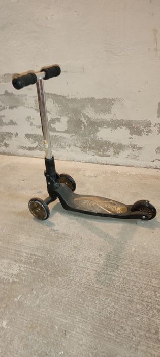 Hulajnoga trójkołowa