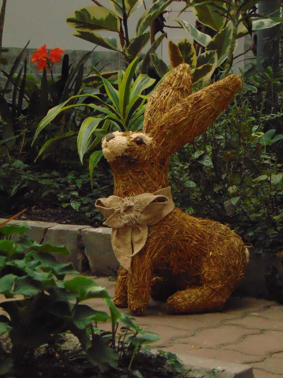 Кролик великодній 60 см, пасхальний декор заєць з яйцями