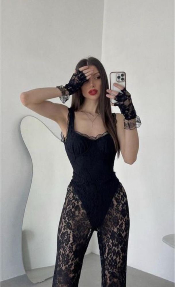 Чорний мереживний комбінезон Prettylittlething з вшитим боді розмір S