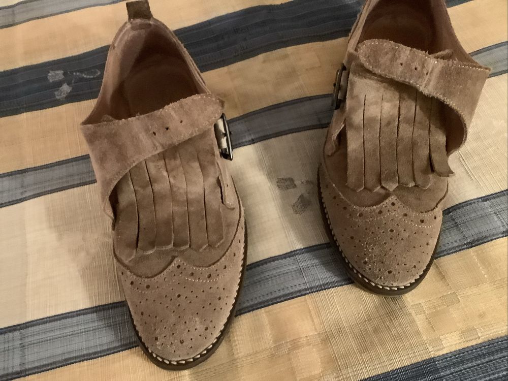 Sapatos em camurça bege a apertar com fivela