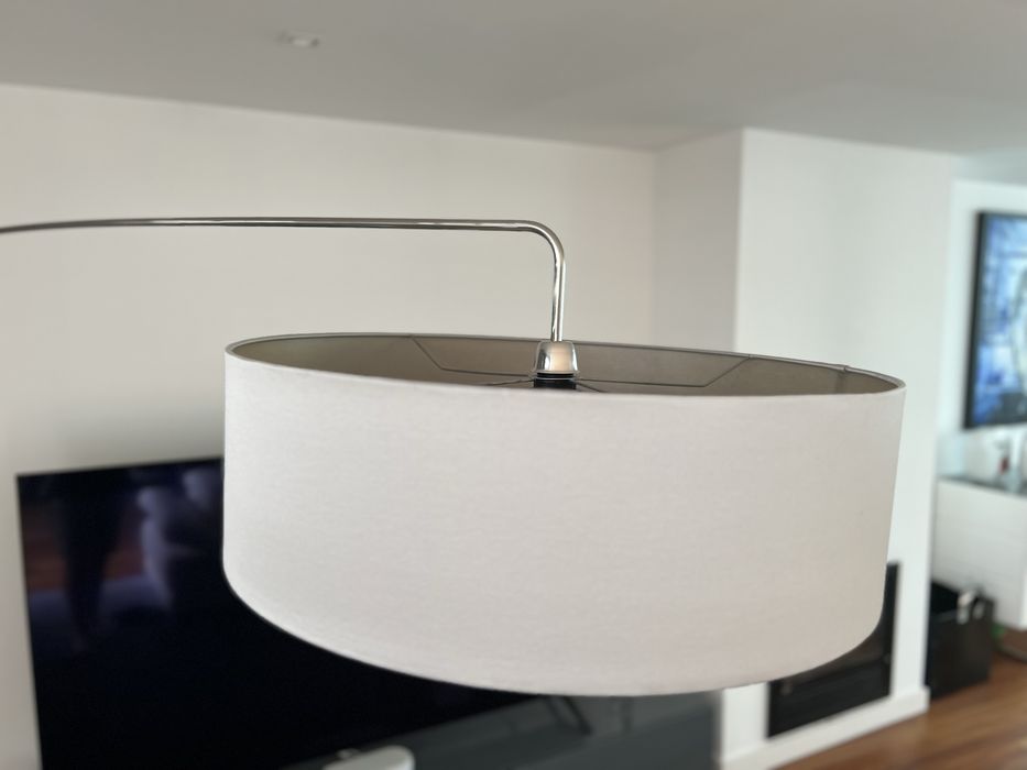 Candeeiro de chão com base em inox