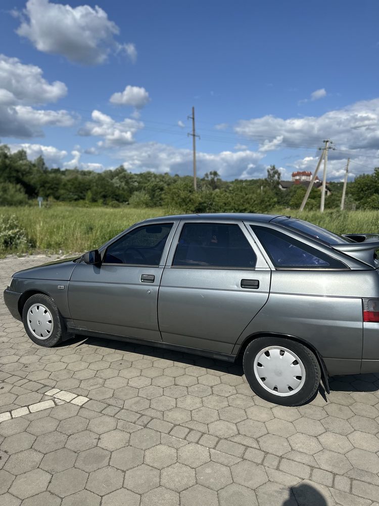 Автомобіль Lada 2112