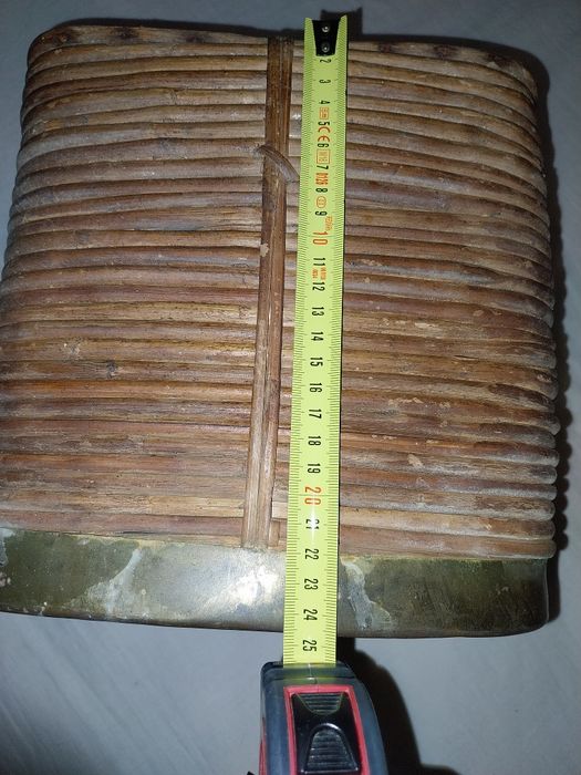 Cesto de verga ( não sei se é bambu fininha) e metal dourado( latão gr