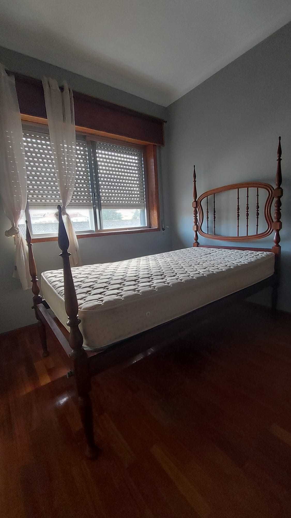 Cama solteiro em mogno + estrado + colchão ortopédico