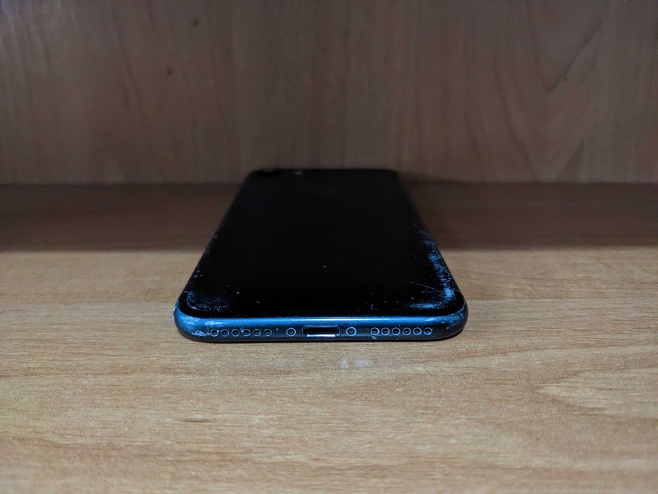 Смартфон Apple iPhone 7 A1778 32GB с кабелем зарядки