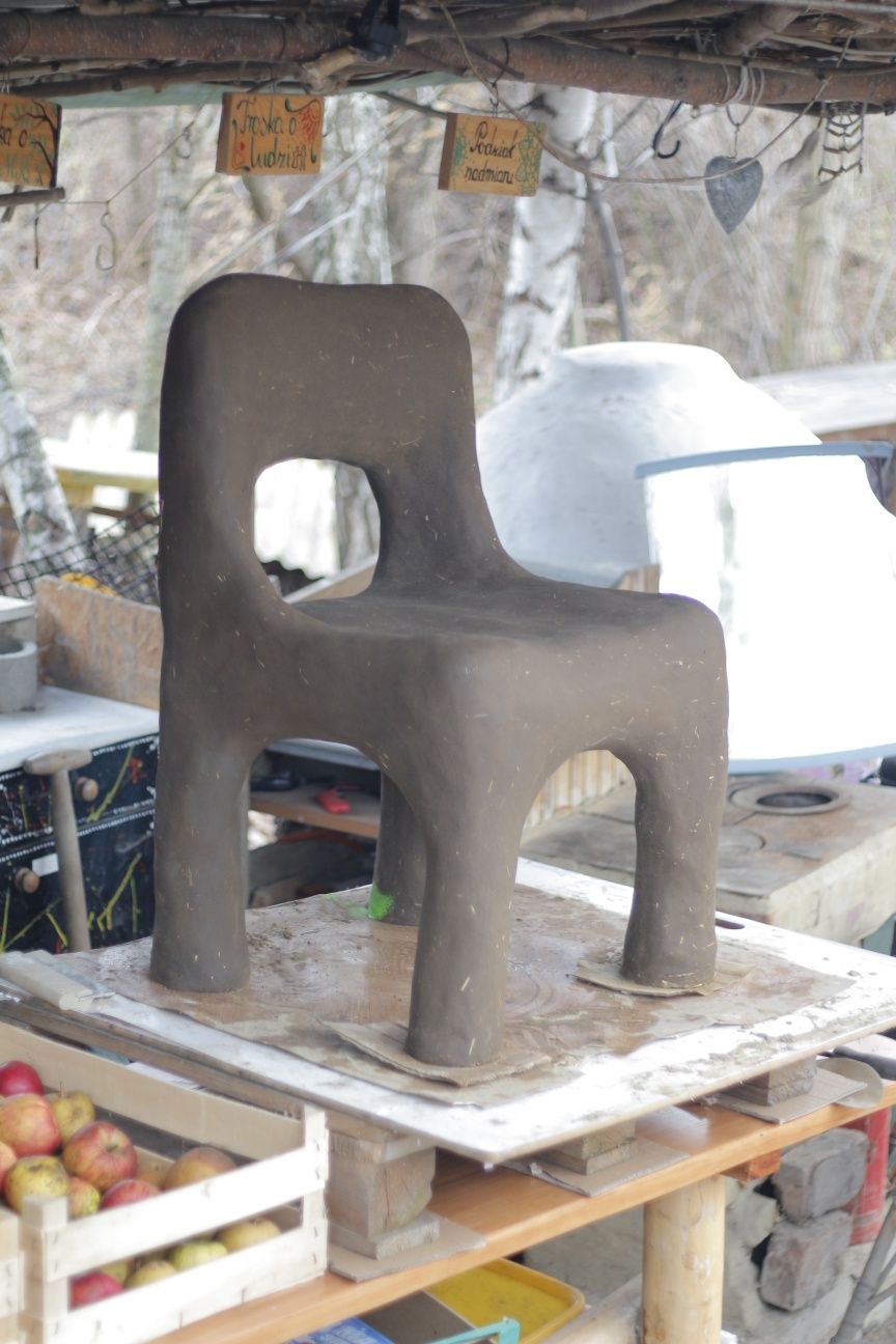 Krzesło z gliny, mebel, wyjątkowe, funkcjonalne naturalne rękodzieło