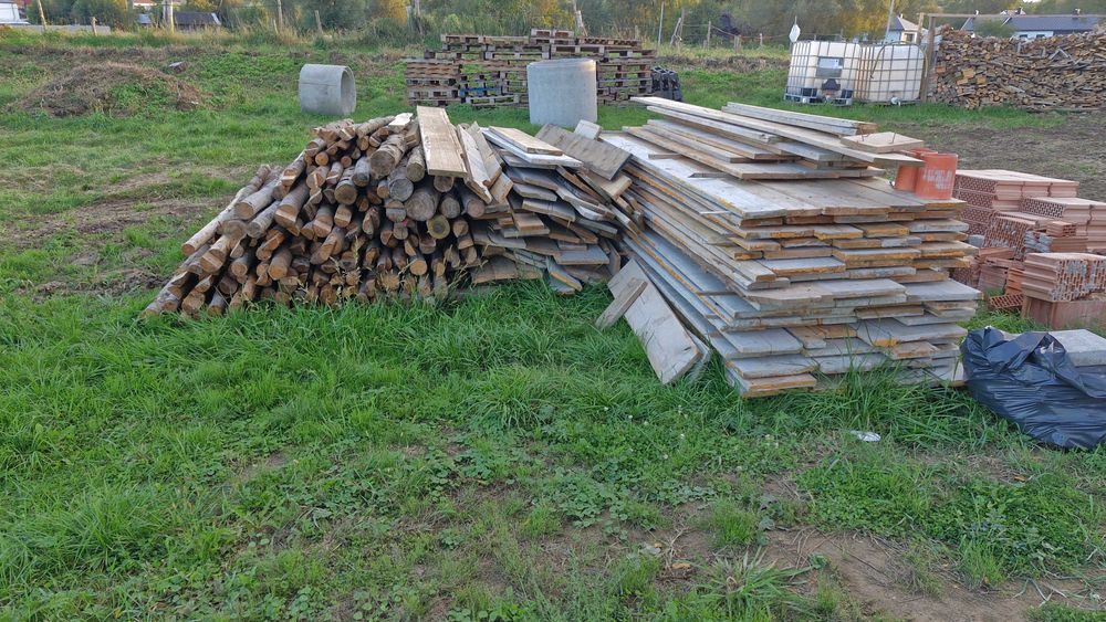 Sprzedam stemple i deski po jednej budowie.