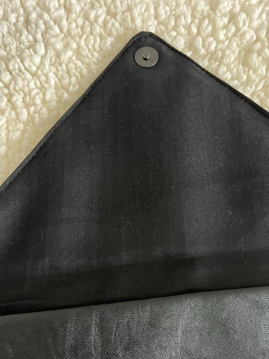 Czarna torebka kopertowka do ręki New Yorker 30x20 cm