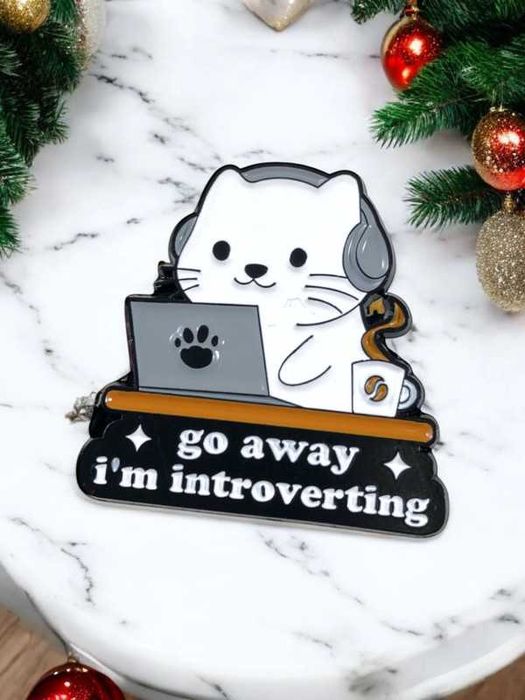 Broszka z kotem dla introwertyka prezent świąteczny zabawna przypinka