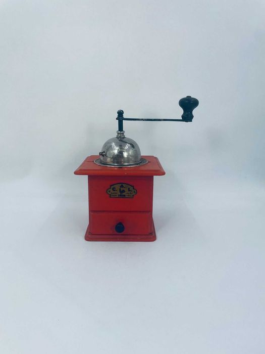 Zabytkowy młynek drewniany C.A.L