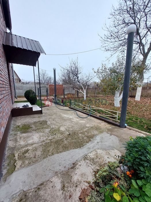 Заміський будиночок поряд із містом