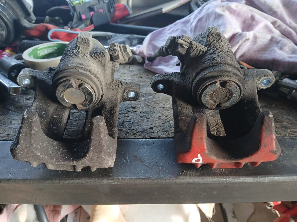 Zacisk prawy  tył audi A4 b6 B7