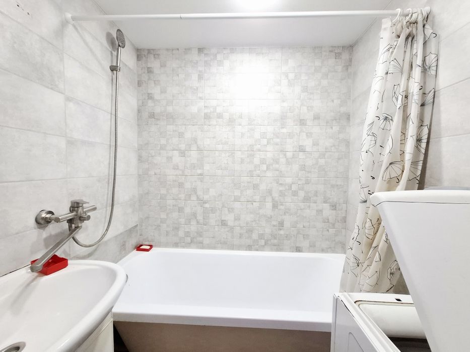 Продам 2-х ком. квартиру  2/9 ул. Героев 55 Бригады