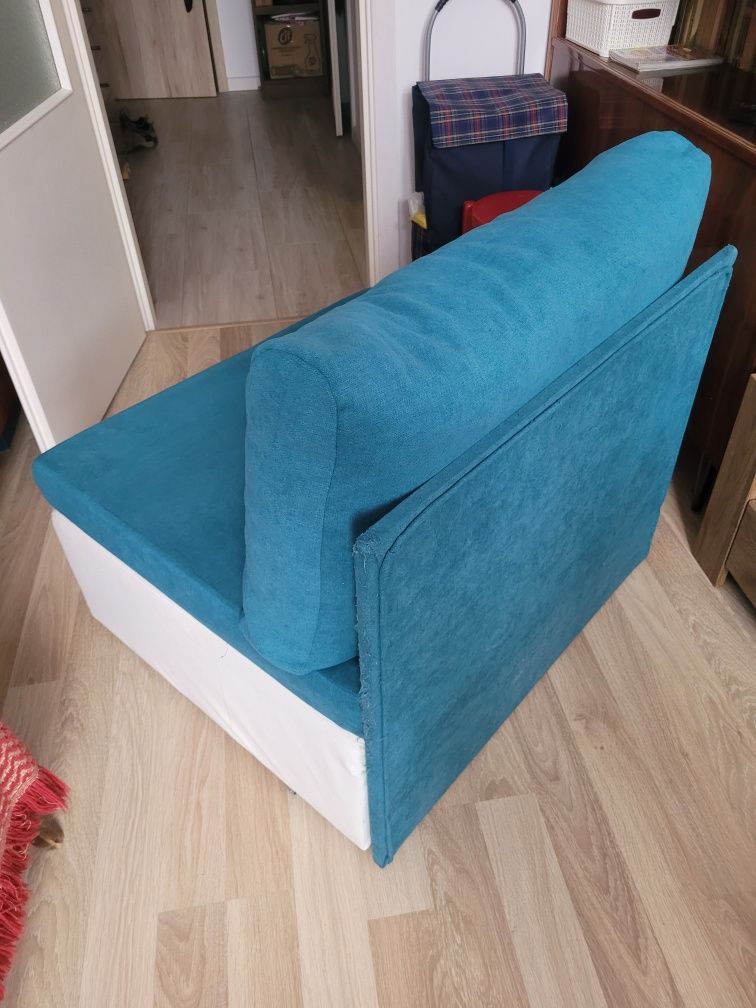 Sofa, łóżko, fotel.