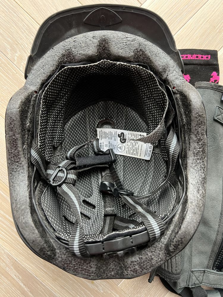 Kask jeździecki Uvex 52 skarpety jeździeckie Set
