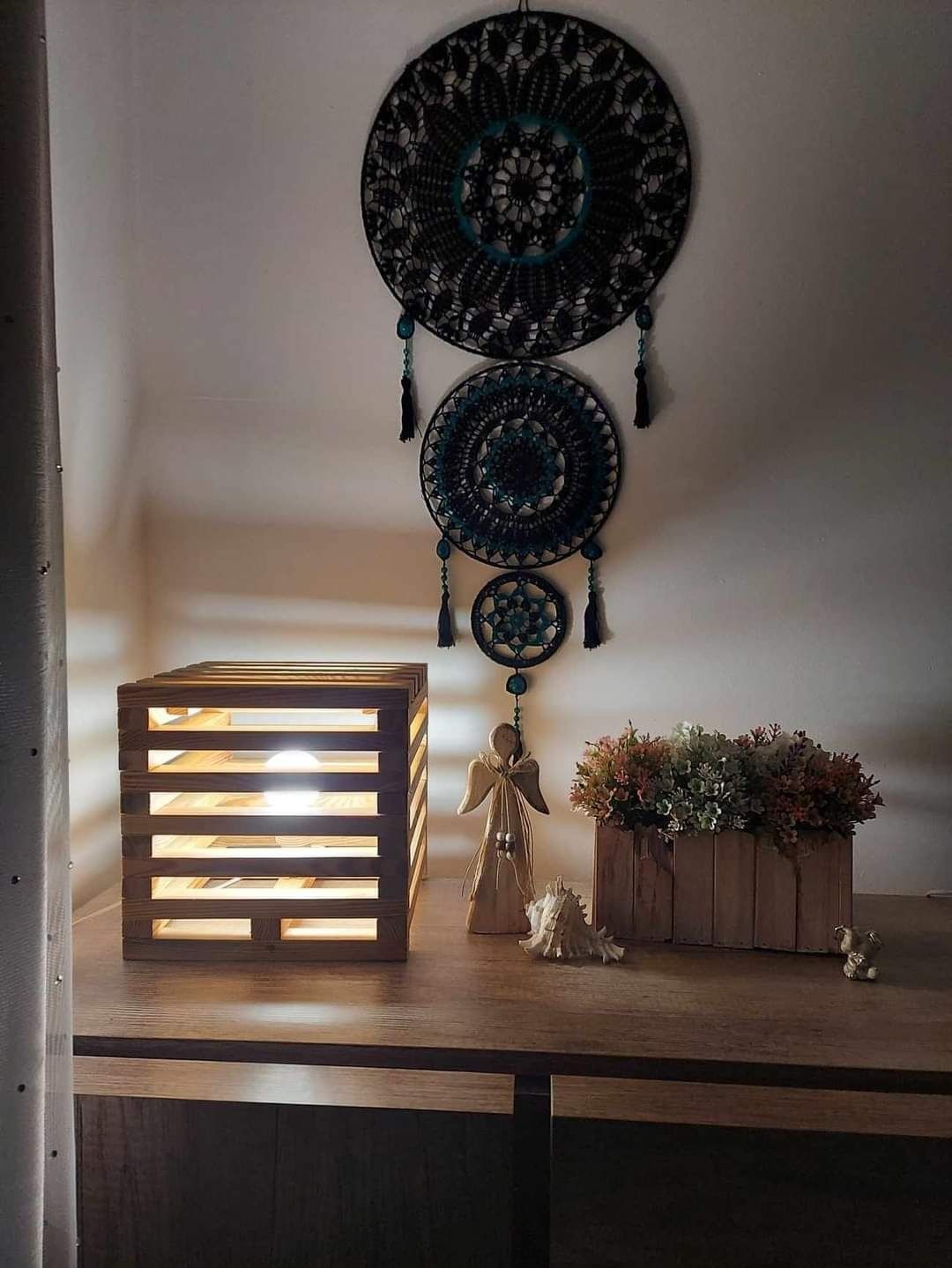 Lampka nocna wykonana z drewna