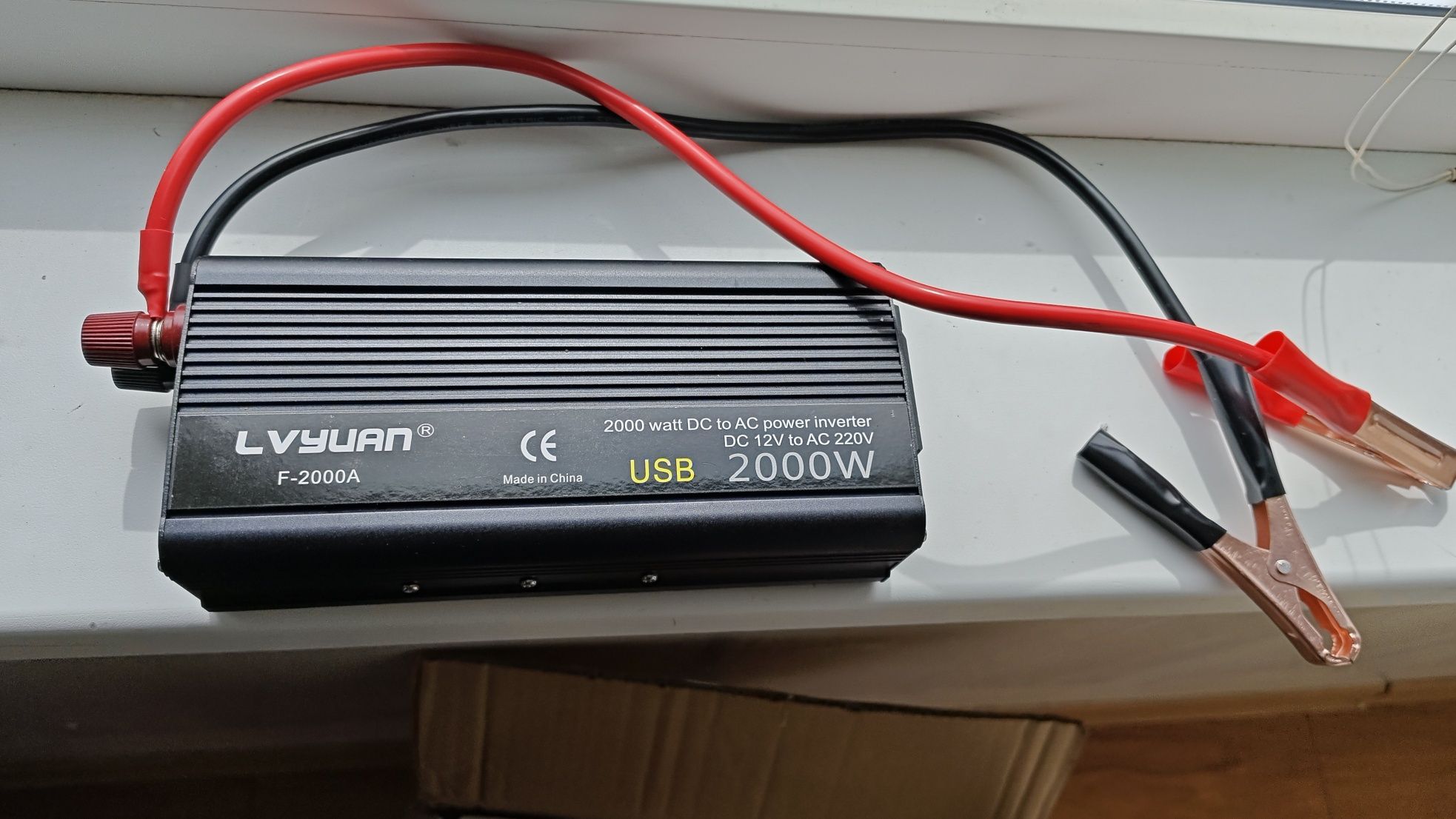 Інвертор з розеткою та USB Lvyuan F-2000A 2000 W