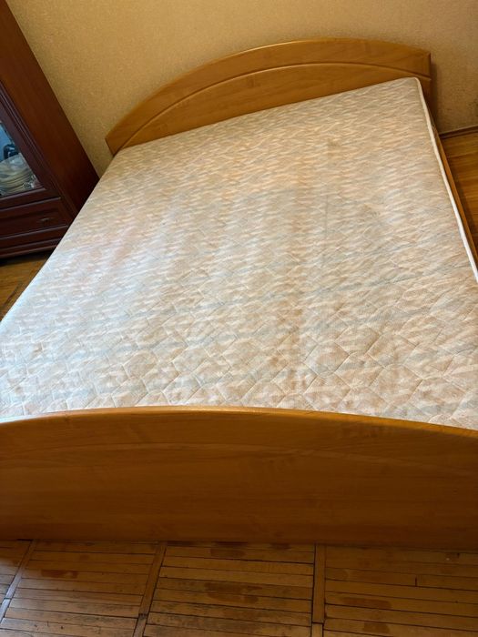 Двоспальне ліжко з матрацом