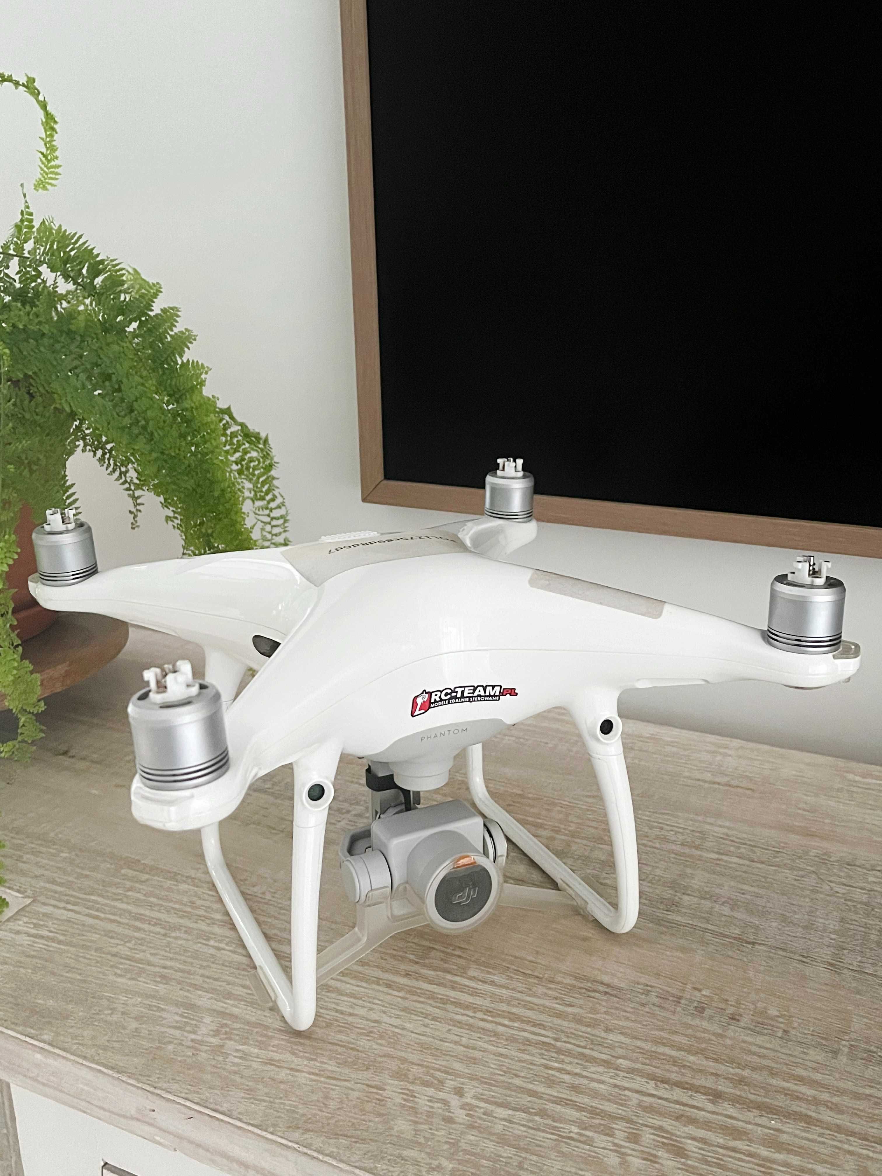 Dron DJI Phantom 4 Pro + zestaw akcesoriów + pancerny plecak LowePro