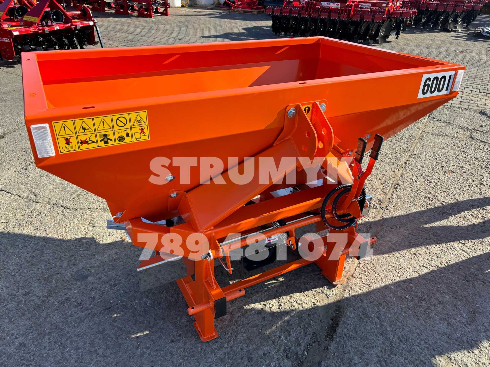 rozsiewacz do nawozu dwutalerzowy Strumyk plandeka/kratka 400l -1600l