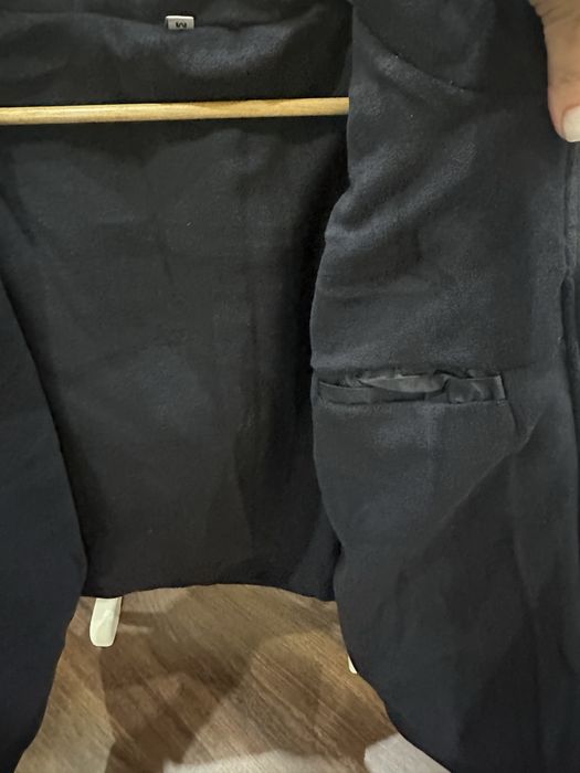 Куртка чорного кольору . Розмір М