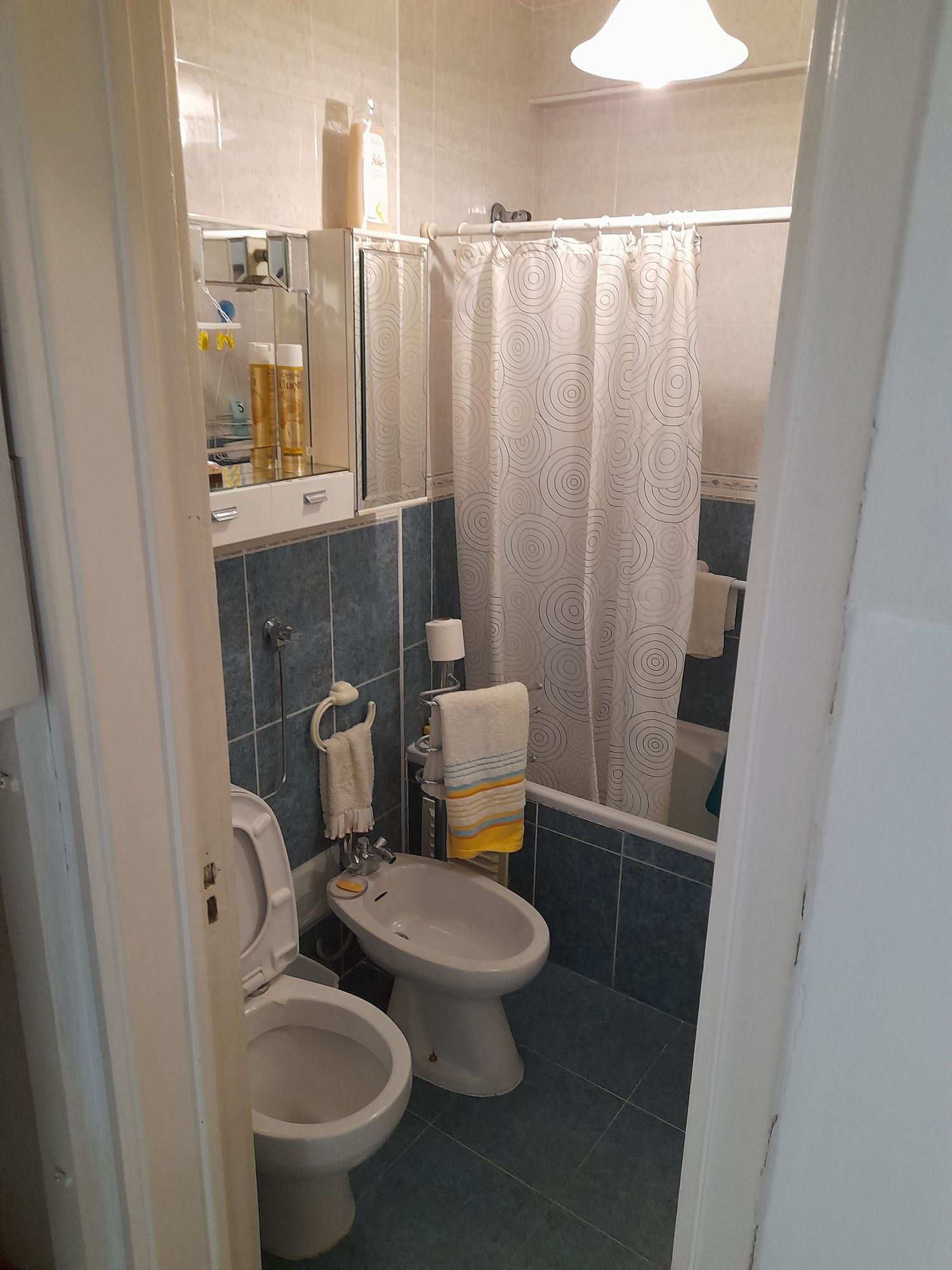 Quarto com 25m2, cama de casal. Arrendo a casal sem filhos ou 1 pessoa