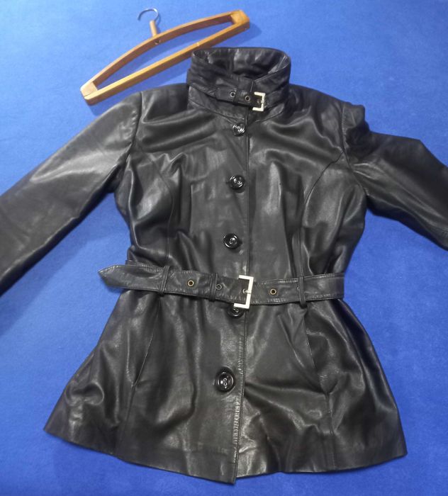 Кожаная женская куртка черного цвета с поясом