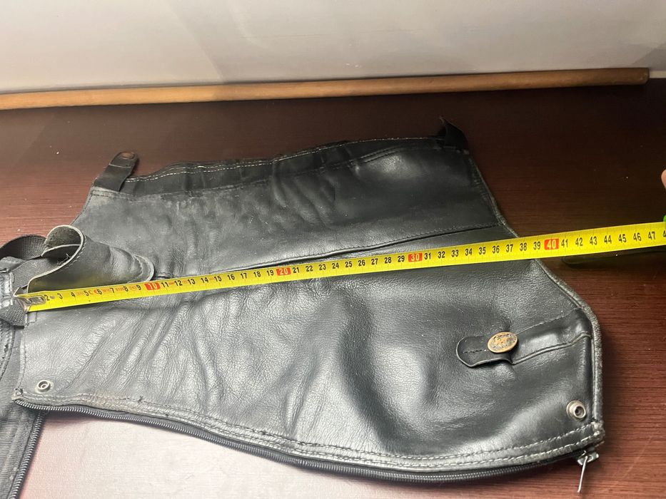 Czapsy hippica skórzane