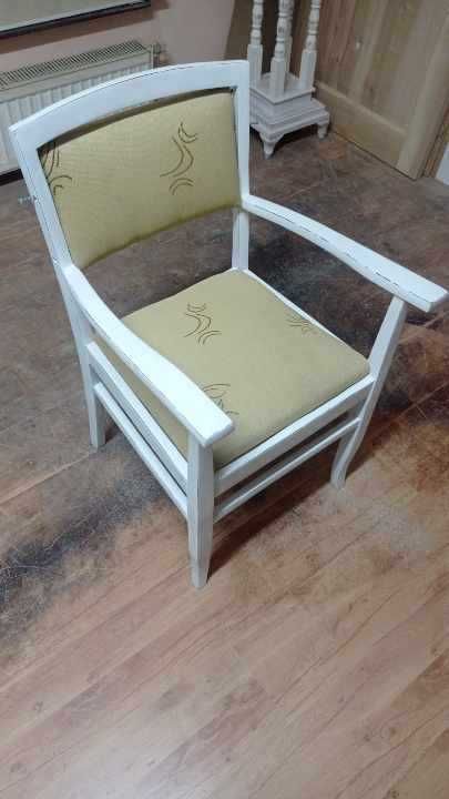 Drewniane białe krzesło