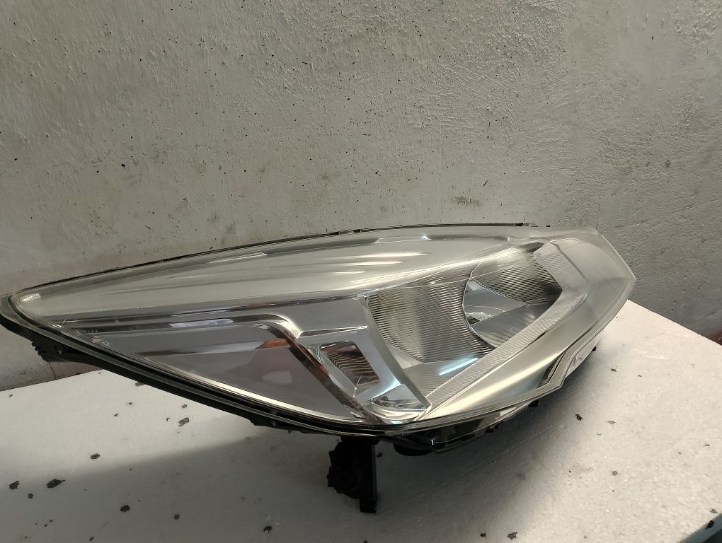 Lampa Ford Kuga MK2 przód prawa