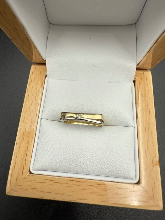 Złoty pierścionek z diamentem Apart