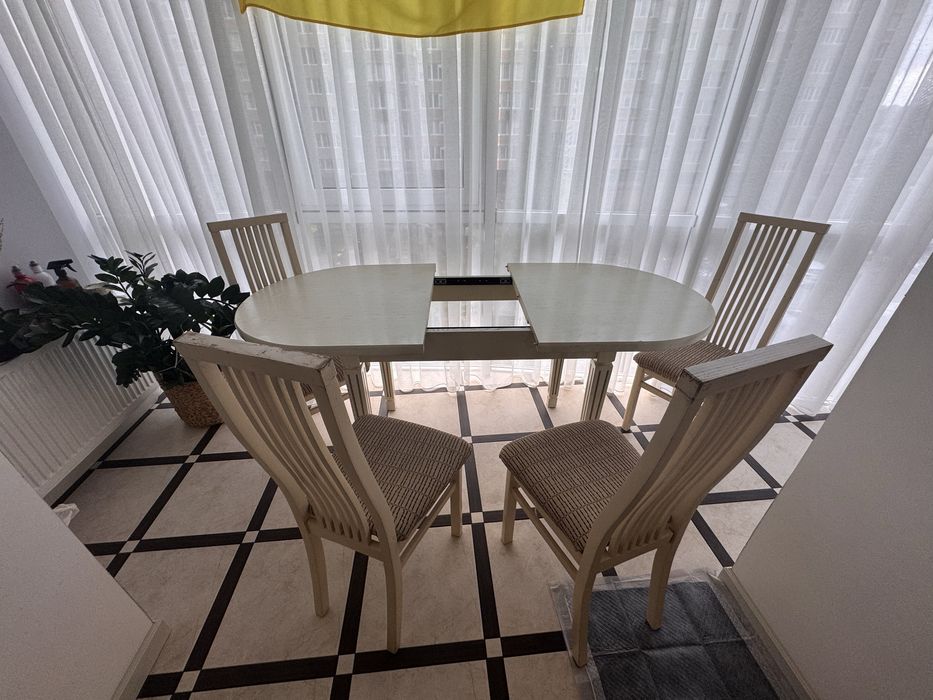 Стіл з дерева для вітальні або кухні