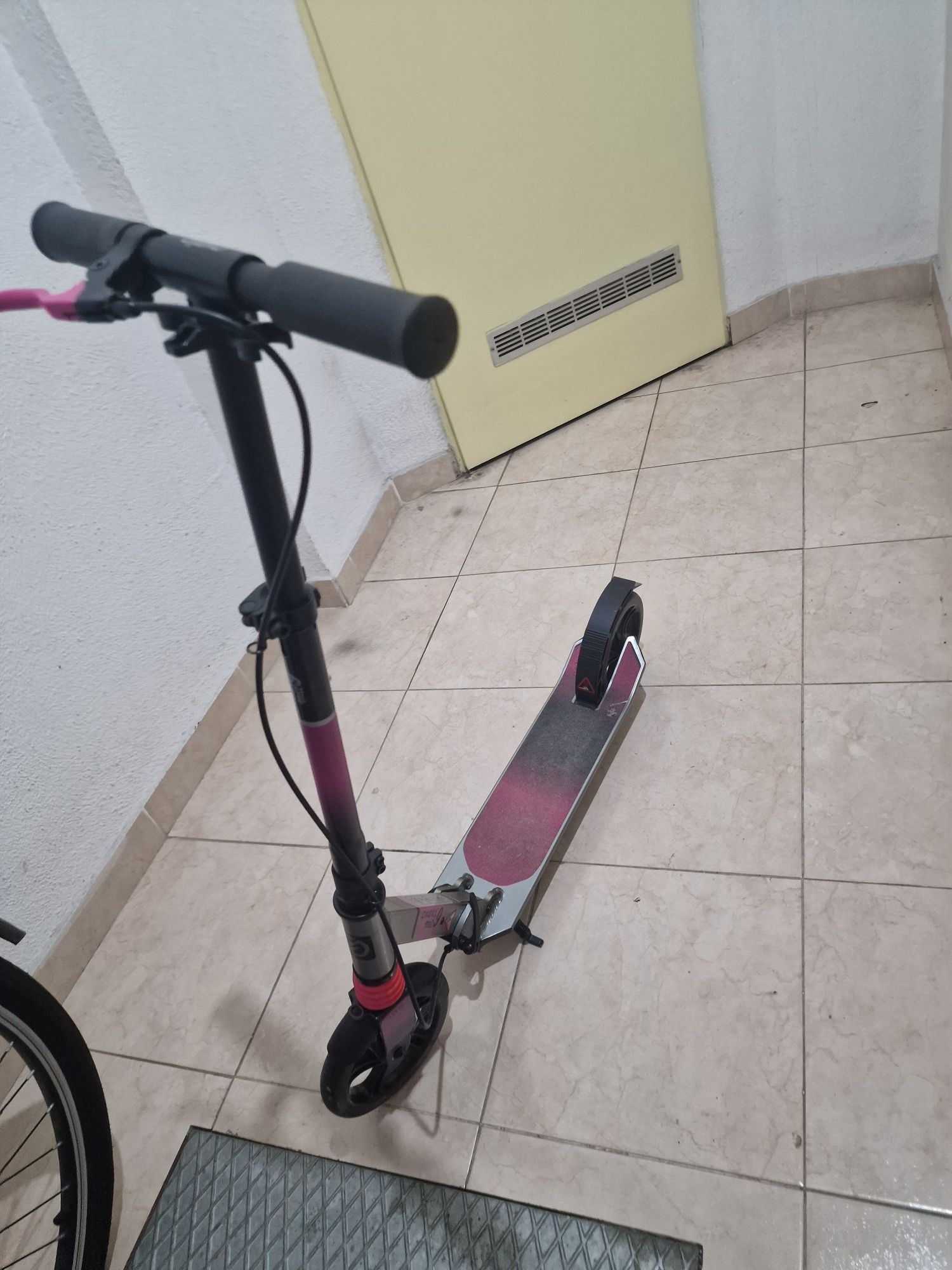 Trotinete rosa e cinzenta com altura regulável