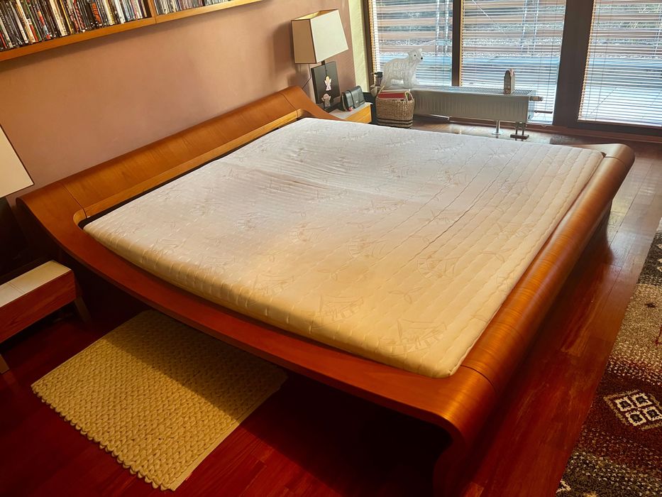 Drewniane pięknie profilowane łóżko z materacem włoskie