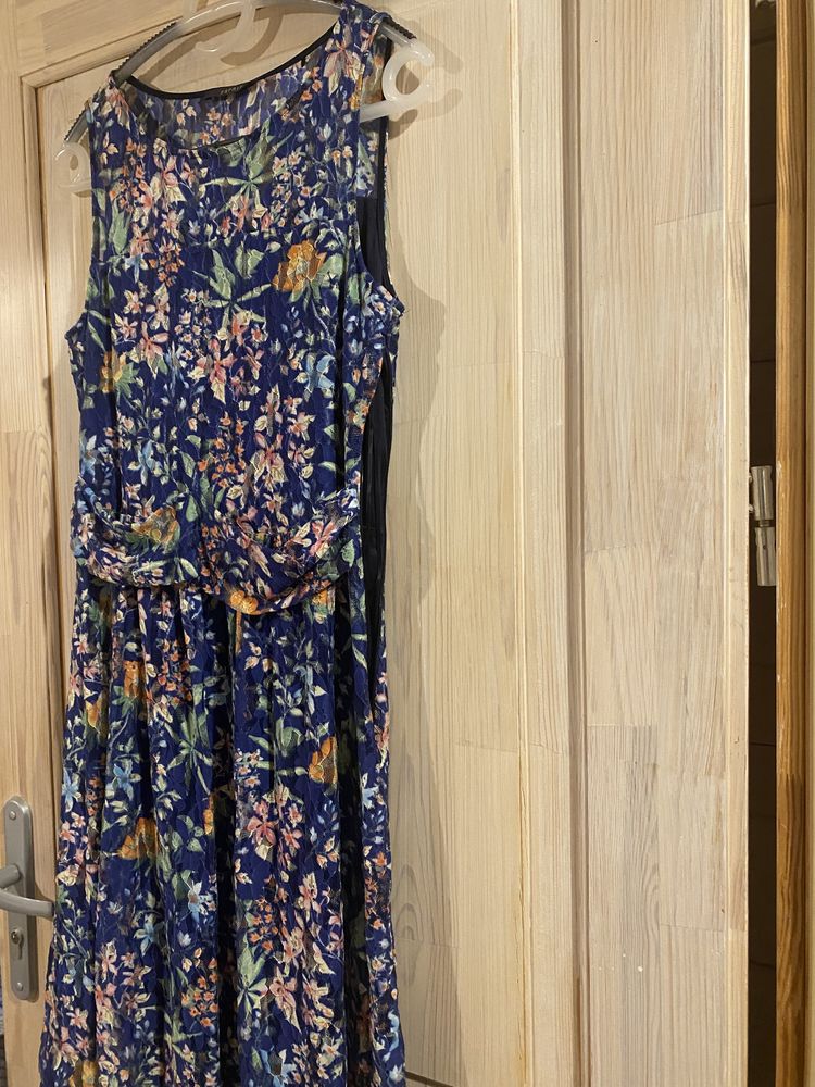 Vestido Floral com varias cores arrendado