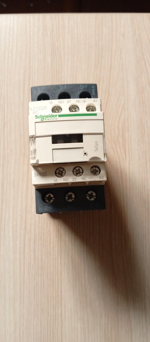 Контактор Schneider Electric LC1D25BD  D 3Р 25А НО+НЗ 24V DC